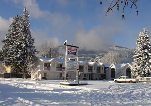Revelstoke Hotels Accommodation Motels Lodging Monashee Lodge Downtown Budget Motel Click Image For Details