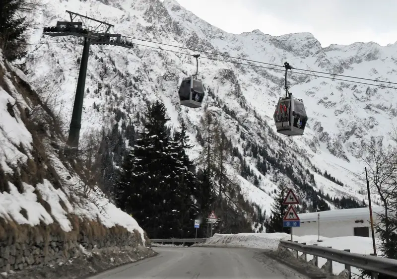 Gondolas connects Ponte di Legno to Passo del Tonale.