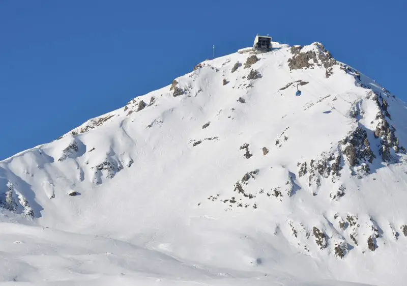 Get a guide to show you the safest way down the Weisshorn at Arosa ski resort