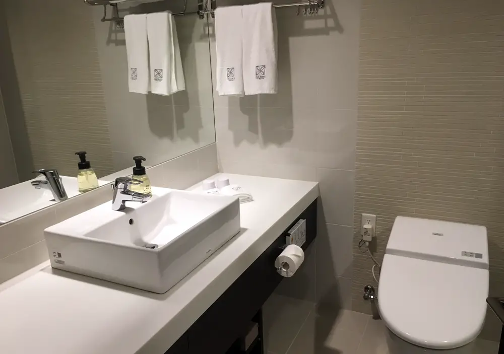 Modern and spacious bathroom