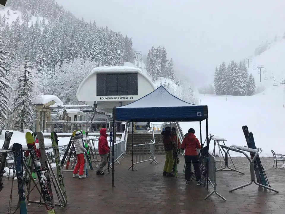 Lift queue 10 mins before gondola opening - powder day