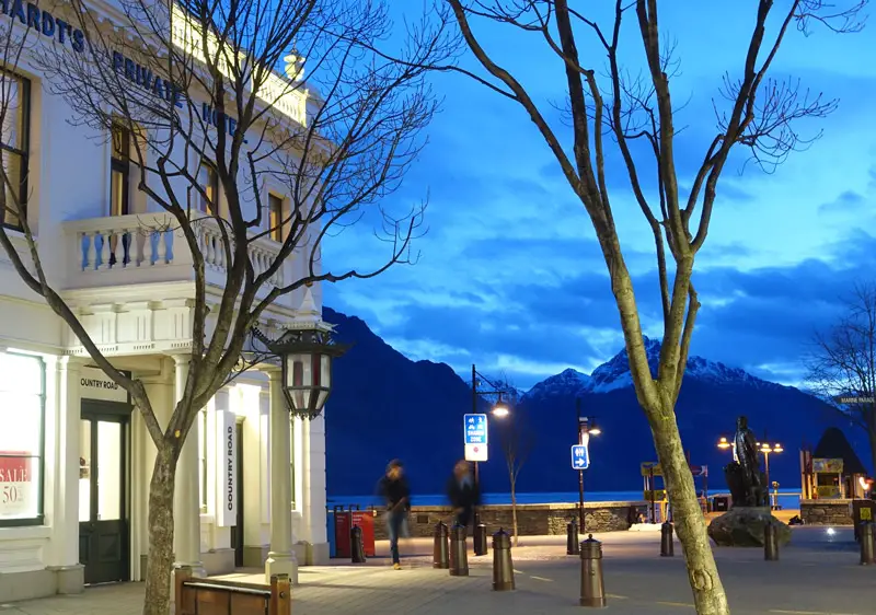 Lake Wakatipu in the background