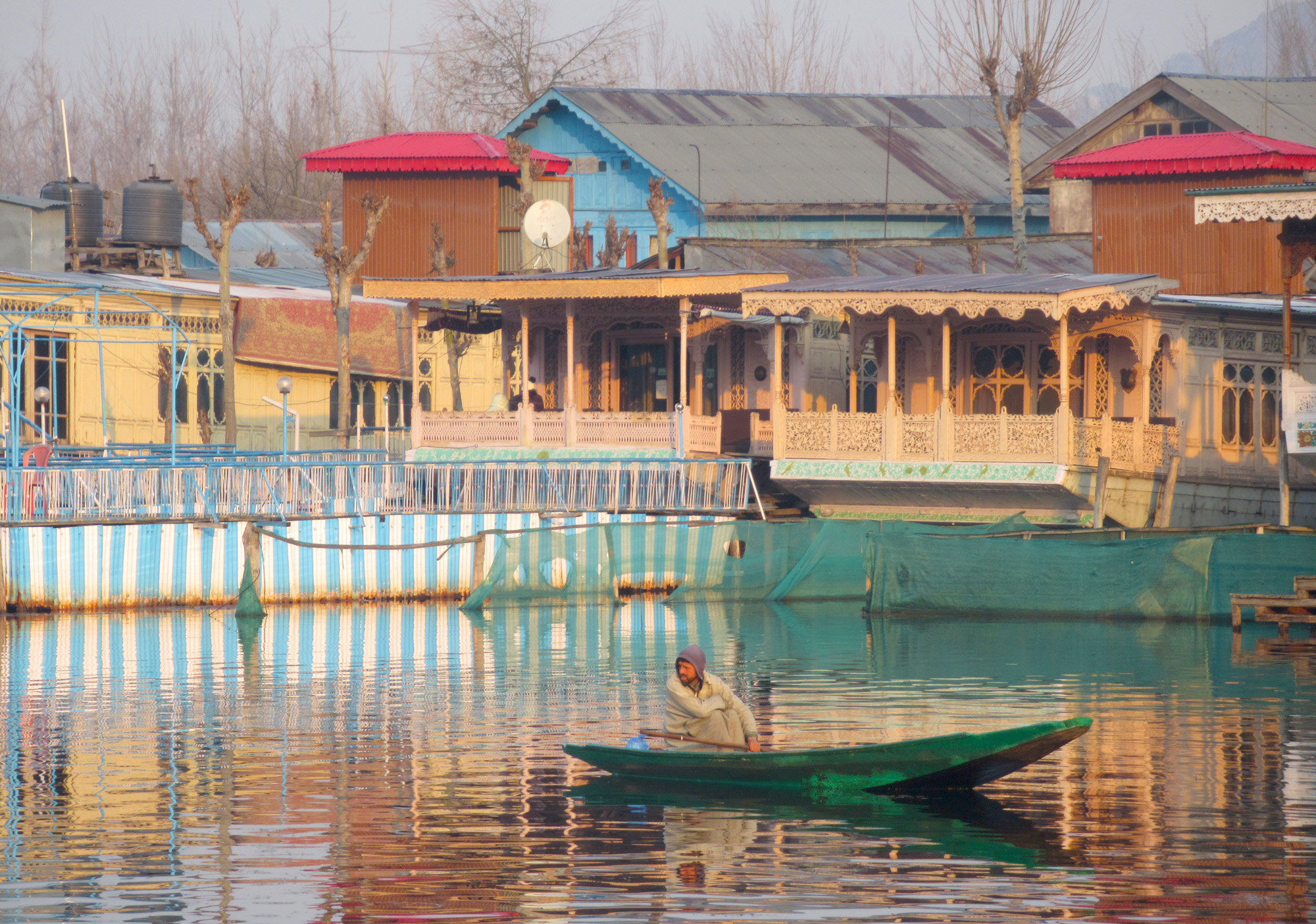 The lake has sooooo many houseboats