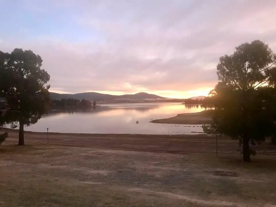 Sunrise views across Lake Jindabyne