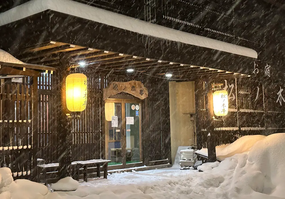 Snowing hard at Matsunoki-tei