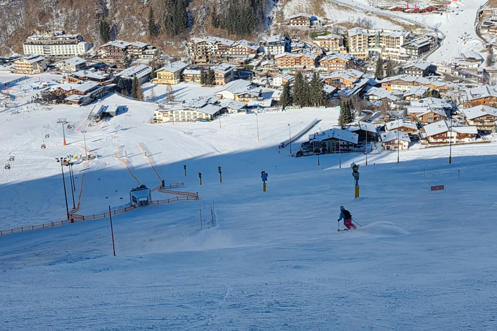 Heading down to Saalbach on empty piste