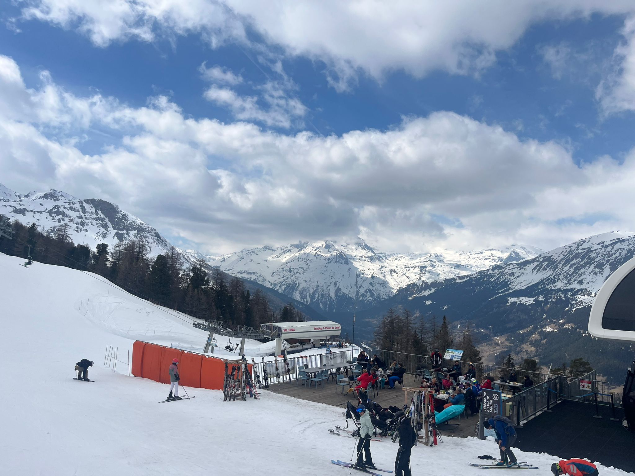 The view over the Vieux-Moulin gondola and Solert lift