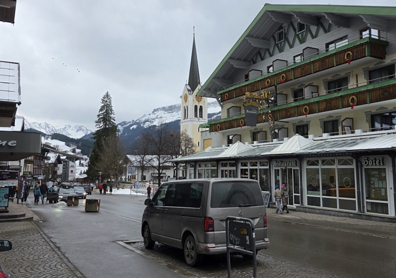 Haller's Posthotel in central Riezlern