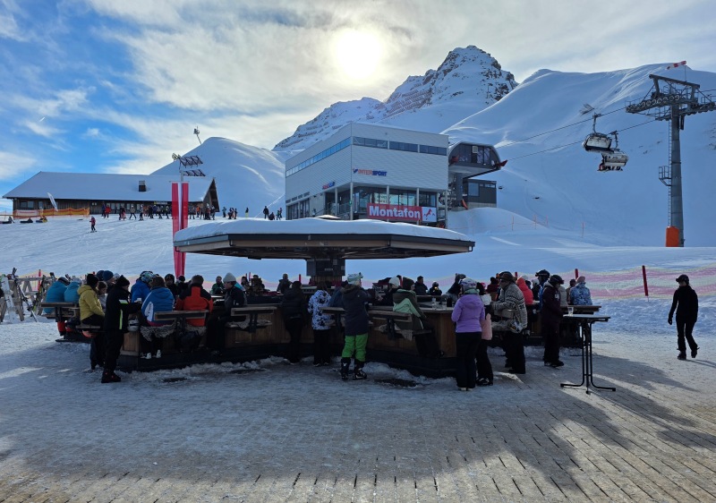Nova Stoba outdoor bar