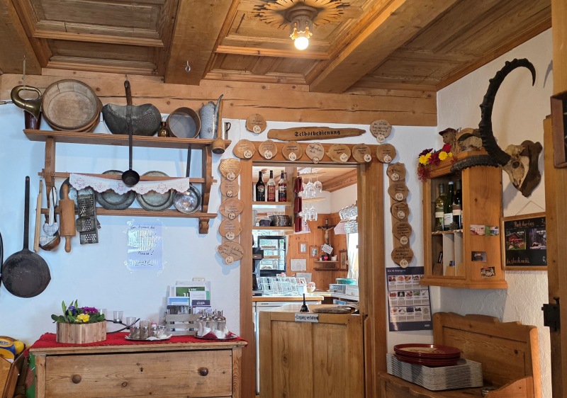 Max' Hutte interior