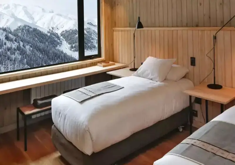 Cat Skiing Bakhmaro Budget Accommodation, living room