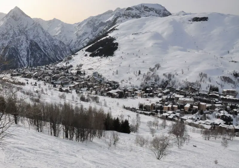 Les 2 Alpes village spreads across an entire mountain valley from south .....