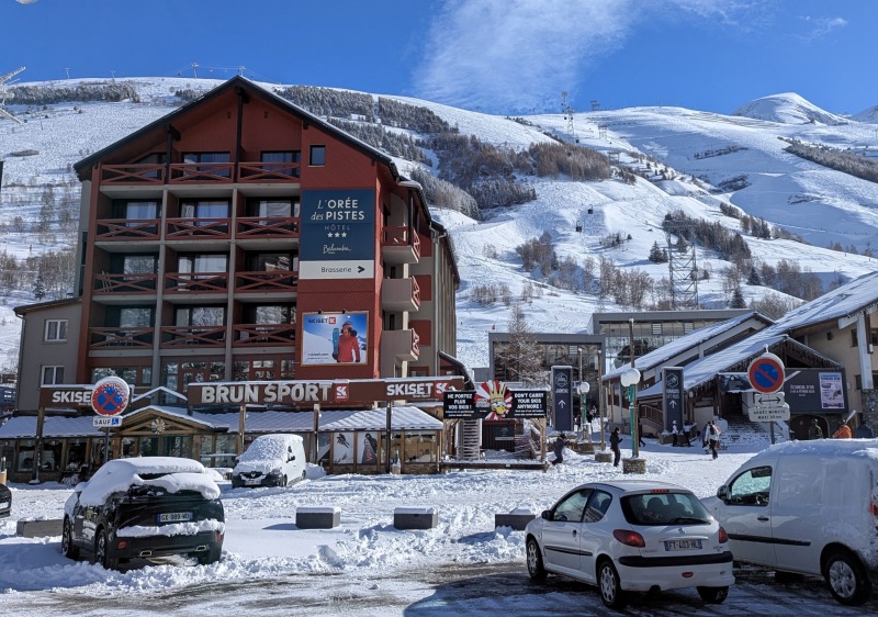 Brun Sports is the most central ski rental shop in Les 2 Alpes village