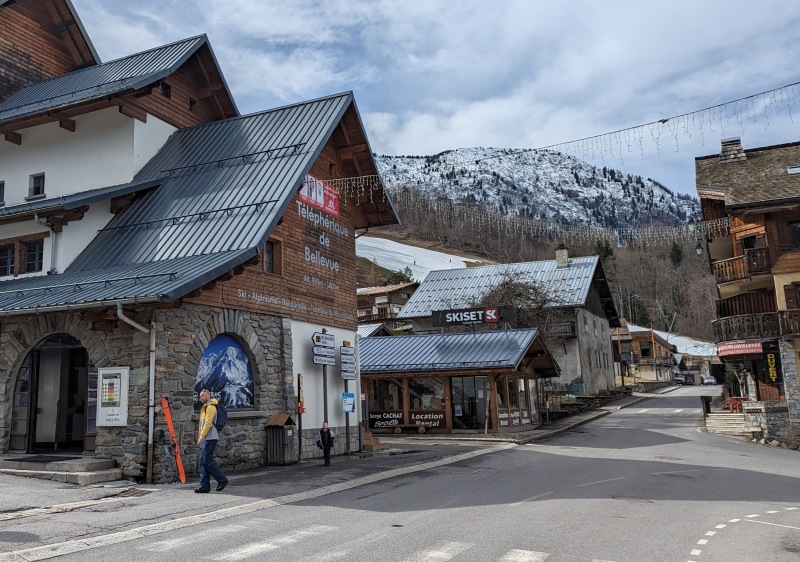 Our local Skiset partner has ski & snowboard rentals next to the Bellevue cable car in Les Houches