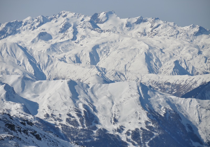 Les Karellis ski resort has a splendid alpine backdrop (viewed from Cime Caron, Val Thorens) 