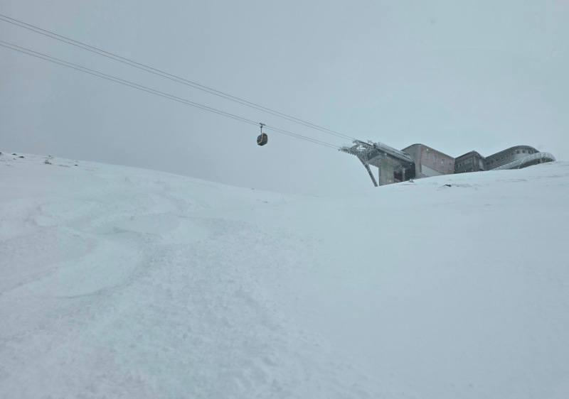 Powder skiing below Höfatsblick at Nebelhorn