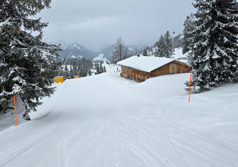 Skiing toward Station Seealpe at Nebelhorn