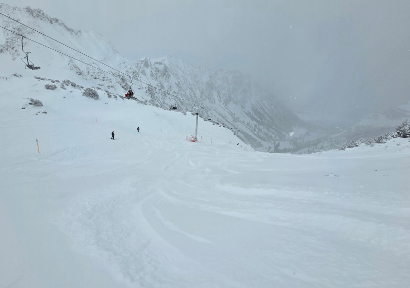 Off-piste powder along Sonngehren double chair on Nebelhorn