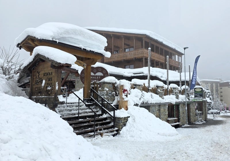 Substantial snow at Q.1400 village