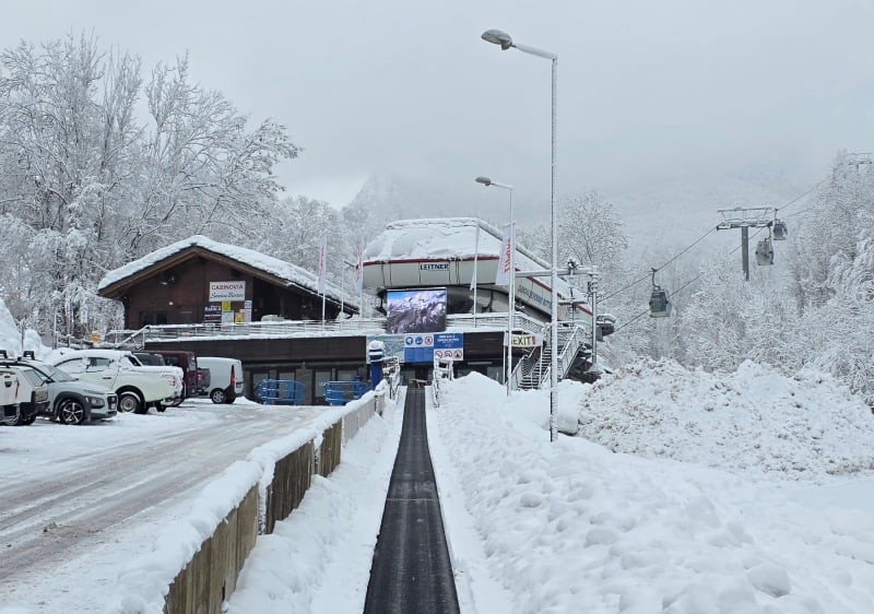 Free surface conveyor at the gondola station