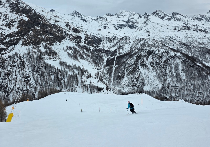 Piste B3 plunges from Sant' Anna to Stafal