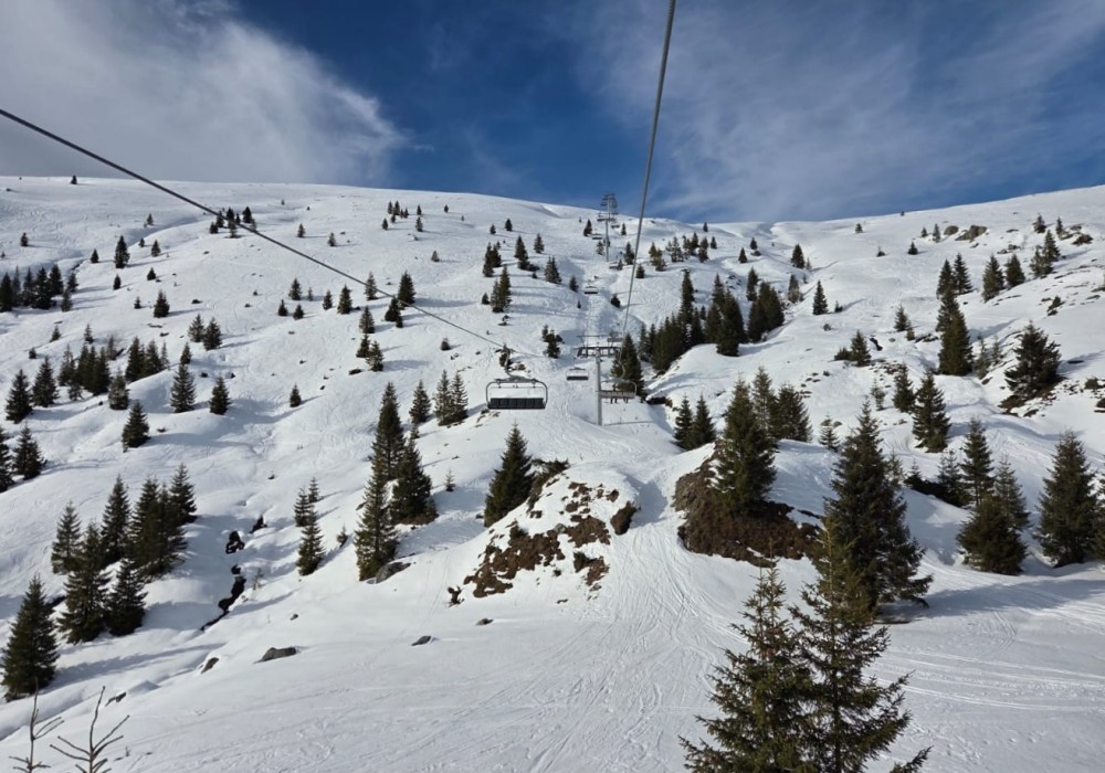 Muntele Mic ski area has an extensive freeride zone off the Vâlsanu chairlift