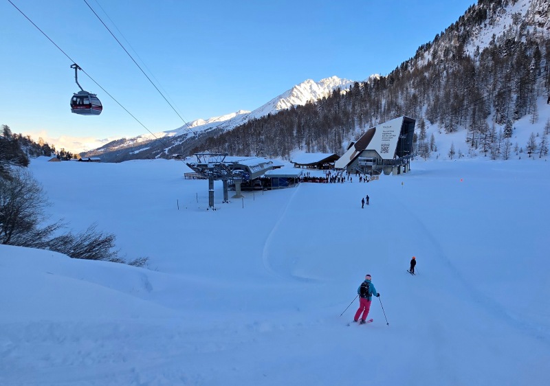 On piste into Tortin before the sun arrives