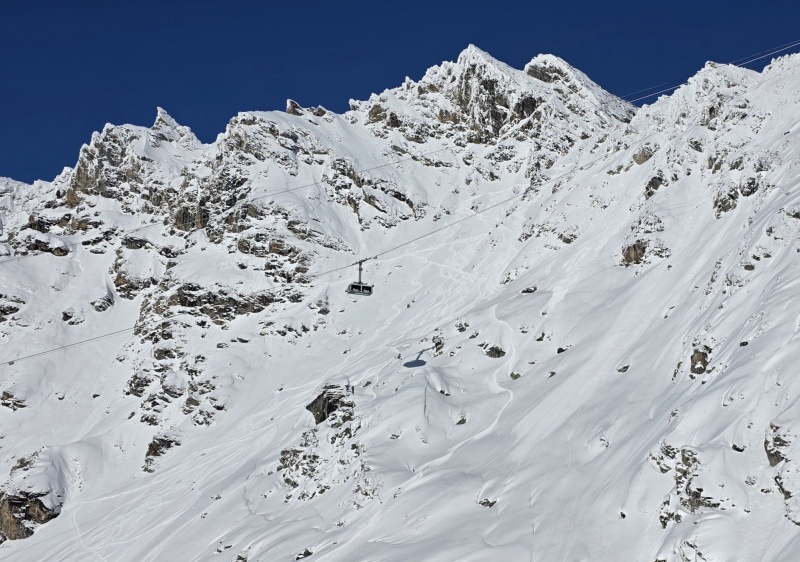 Jumbo cable car & gorgeous lines