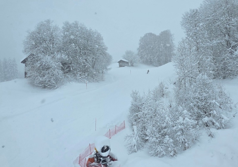 Lower Brigels mountain piste at 1,200m altitude (Waltensburg sector)