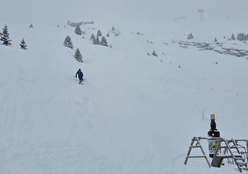 Off-piste powder from Hitzeggen into La Tegia