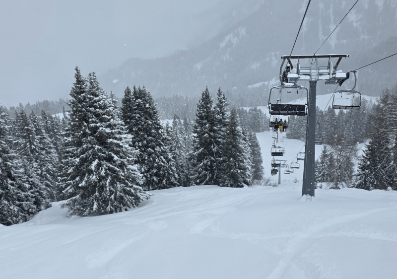 Powder under Hüenerchöpf chair