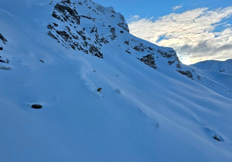 Powder skiing on Attelas