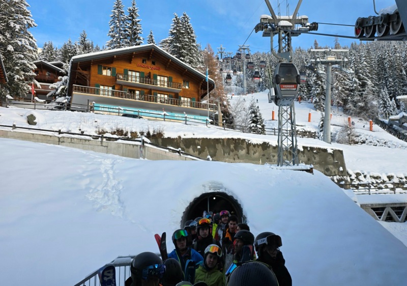 End of day lift line to descend to Le Chable