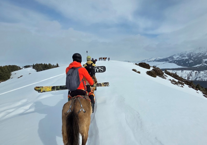 Approaching the start of the ski descent