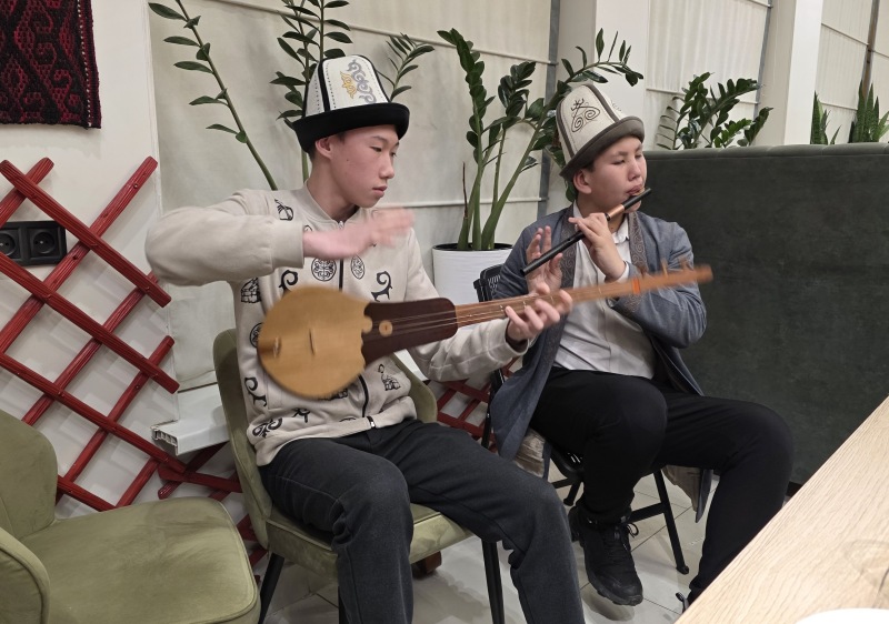 Local troubadours entertain us at dinner